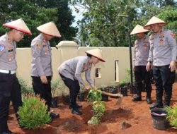 Lestarikan Lingkungan, Kapolres Lampung Timur Tanam Pohon di Polsek Mataram Baru