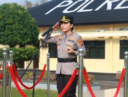 Kapolres Lampung Timur Pimpin Upacara Hari Olahraga Nasional ke-42 dan Berikan Penghargaan kepada Personel Berprestasi