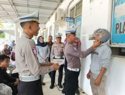 Apresiasi Taat Pajak, Satlantas Polres Lamtim Bagikan Helm Pada Pemohon Pajak