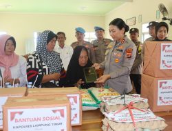 Kapolres Lampung Timur Salurkan Bansos untuk Lansia Terlantar di Desa Sumur Kucing