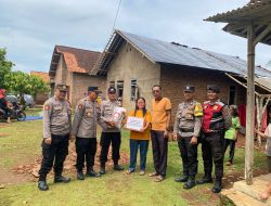 Polres Lamtim Berikan Bantuan sosial di 3 desa terdampak bencana dan Korban Puting Beliung