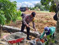 Bhabinkamtibmas Polsek Way Jepara Aipda I Nyoman Sujendre Ikut Warga Braja Asri Gotong Royong Bangun Parit Desa dan Perkuat Kamtibmas